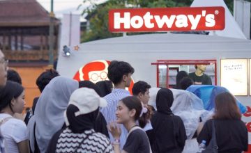 Antrean Panjang & Ayam Nendang: Hotway’s Chicken Jadi Primadona di Artefac UNS 2025!